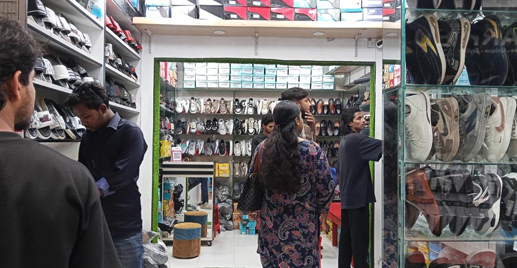 ঈদের কেনাকাটায় উপচেপড়া ভিড়