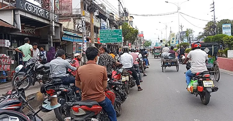 ডিপো থেকে আসার কয়েক ঘণ্টার মধ্যেই বিক্রি হয়ে যাচ্ছে তেল