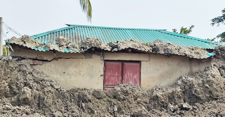 নদী খননের মাটিতে চাপা আশ্রয়ণ প্রকল্পের ঘর