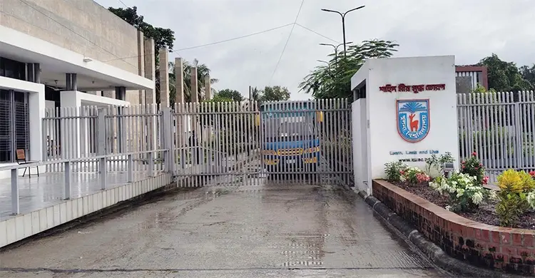 যৌন হয়রানির বিচার দাবিতে খুবিতে অনির্দিষ্টকালের ‘শাটডাউন’