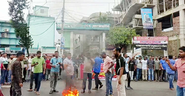 কমিশনারের অপসারণ দাবি, কেএমপির সামনে ‘ব্লকেড’