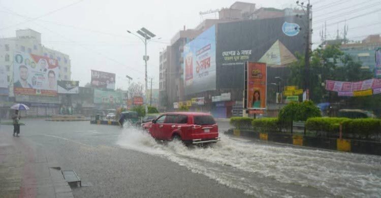 টানা বৃষ্টিতে বিপর্যস্ত খুলনা