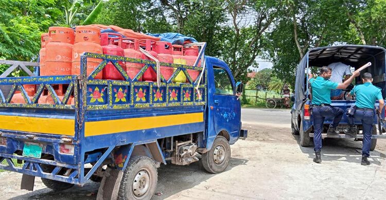 ফিলিং স্টেশনে গ্যাস সিলিন্ডার রিফিল, ব্যবসায়ী আটক