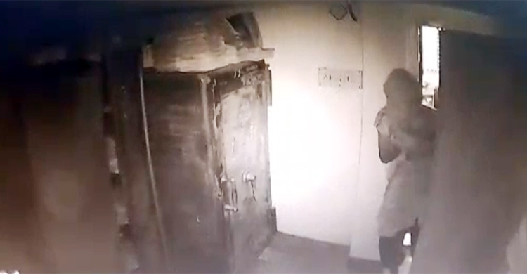 খুলনায় সিসি ক্যামেরা কাপড়ে ঢেকে ব্যাংকে লুট