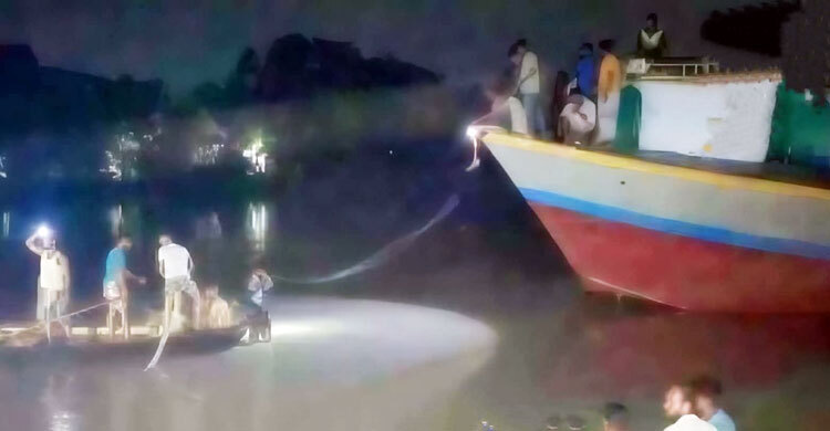 খুলনায় ফেরির সঙ্গে সংঘর্ষে ট্রলার থেকে পড়ে কিশোর নিখোঁজ