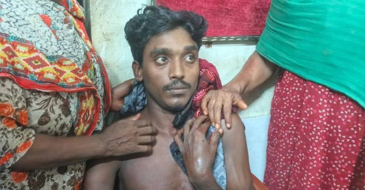 খুলনায় মোটরসাইকেলে এসে দুই যুবককে গুলি