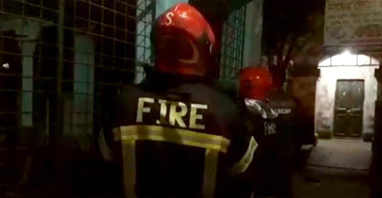 খুলনায় গভীর রাতে সাব-রেজিস্ট্রার অফিসে আগুন দেওয়ার অভিযোগ