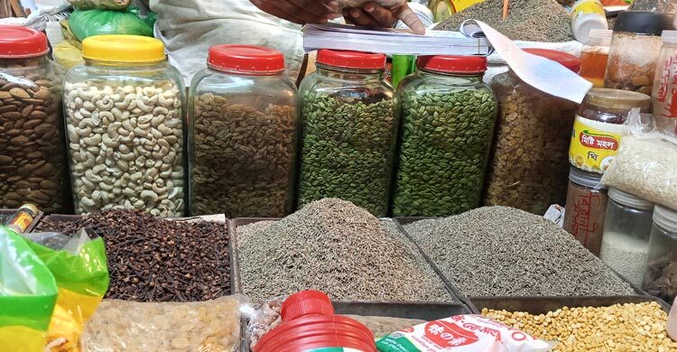 ঈদের আগে চোখ রাঙাচ্ছে মসলার বাজার