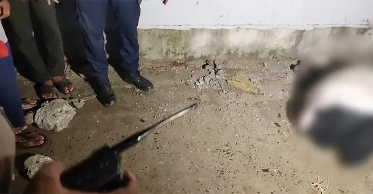 খুলনায় ভবনের সামনে মিললো বস্তাবন্দি নারীর মরদেহ
