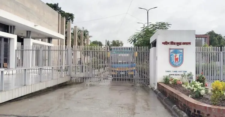 প্রশাসনিক ভবনের তালা খুলে দেওয়া হলেও ক্লাস-পরীক্ষা বর্জন অব্যাহত
