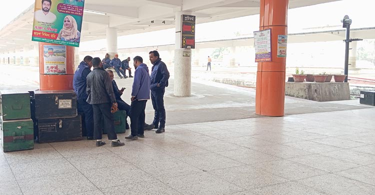 খুলনা, বাংলাদেশ রেলওয়ে, রেল যোগাযোগ, ট্রেনট্রেন বন্ধ, টিকিট ফেরত দিতে স্টেশনে মাইকিং