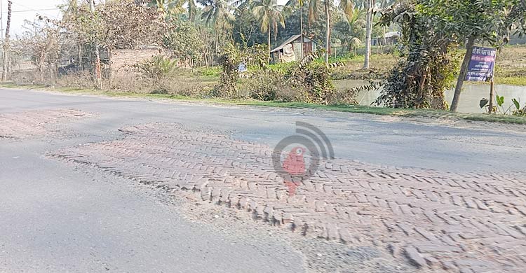 জোড়াতালিতে চলছে ১৬০ কোটি টাকার সড়ক