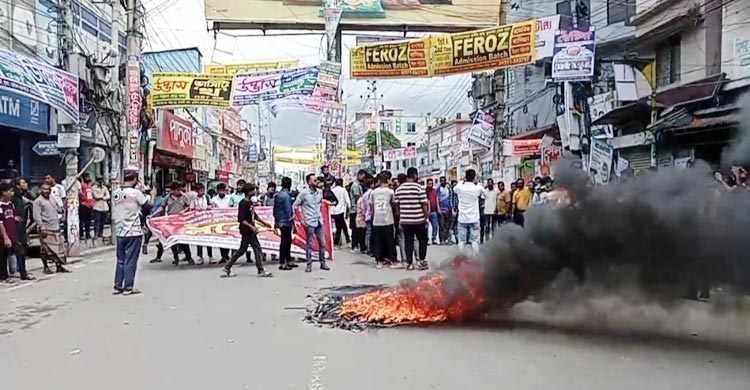 খুলনা মেট্রোপলিটন পুলিশ (কেএমপি) কমিশনারের অপসারণ দাবিতে এবার কলেজের সামনে ব্লকেড (অবরোধ) কর্মসূচি পালন করেছেন বিক্ষুব্ধ ছাত্র-জনতা