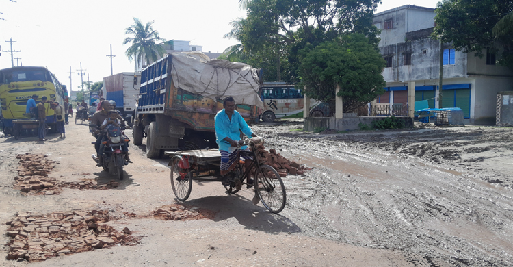 বছরের পর বছর যায় সড়কের দুর্ভোগ কাটে না