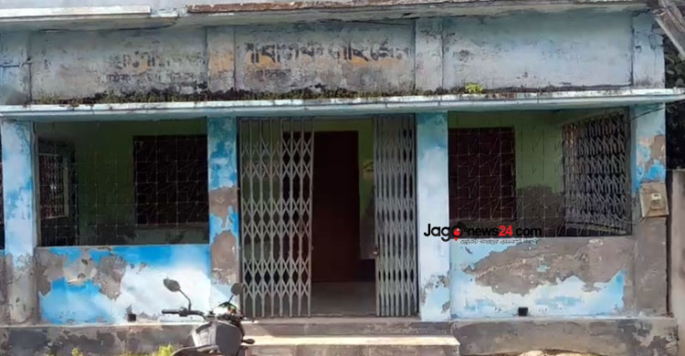 অযত্নে নিভু নিভু জ্ঞানের বাতিঘর