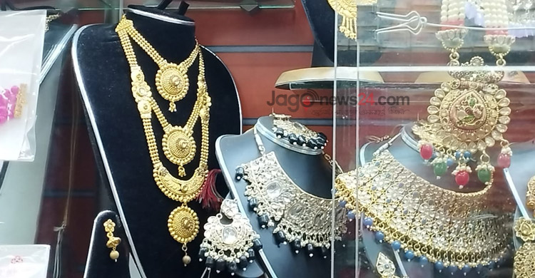 সঞ্চয়ের চাহিদায় সোনা, সাজসজ্জায় ইমিটেশন