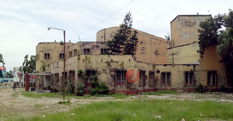 রাজনৈতিক প্রতিহিংসায় ধুলিস্যাৎ খুলনার ‘জিয়া হল’