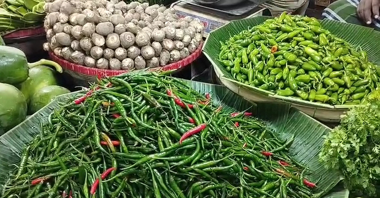 খুলনায় সবজির বাজার স্থিতিশীল, দাম বেড়েছে মুরগির