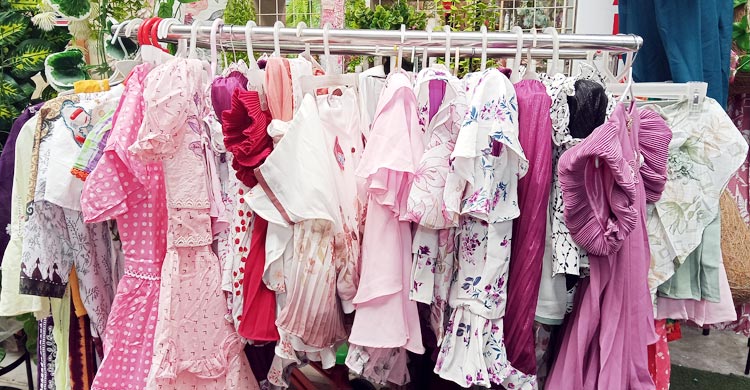 ঈদের কেনাকাটায় উপচেপড়া ভিড়