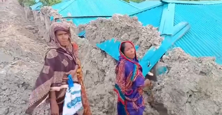 নদী খননের মাটিতে চাপা আশ্রয়ণ প্রকল্পের ঘর