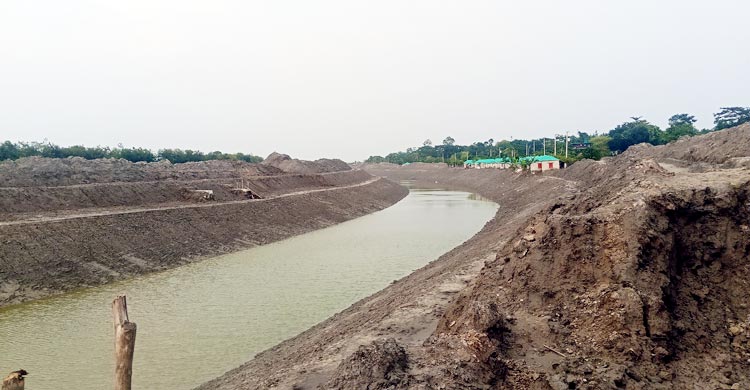 নদী খননের মাটিতে চাপা পড়া ৬৮ পরিবারকে আর্থিক সহায়তা