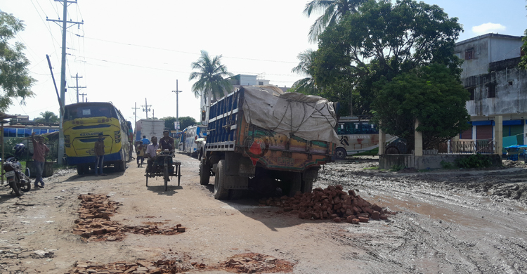 বছরের পর বছর যায় সড়কের দুর্ভোগ কাটে না