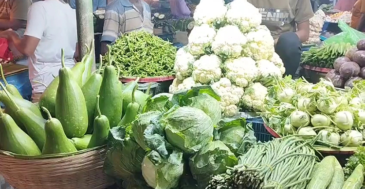 খুলনায় সরবরাহ বাড়লেও দাম কমছে না সবজির