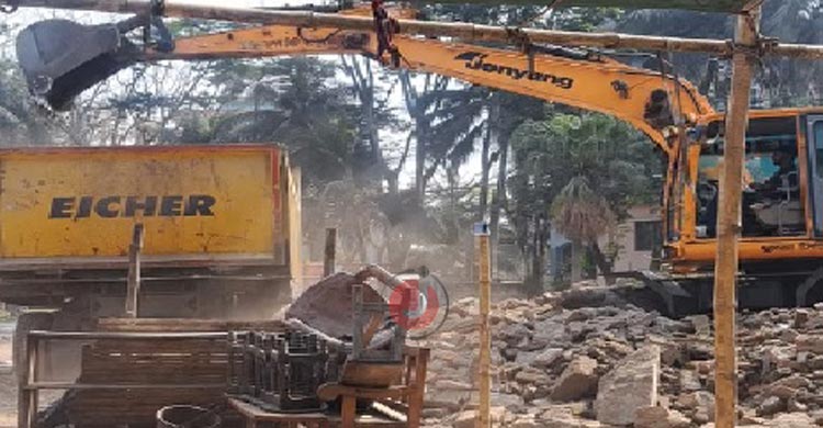 রাজনৈতিক প্রতিহিংসায় ধুলিস্যাৎ খুলনার ‘জিয়া হল’