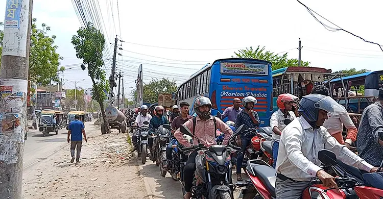 ডিপো থেকে আসার কয়েক ঘণ্টার মধ্যেই বিক্রি হয়ে যাচ্ছে তেল