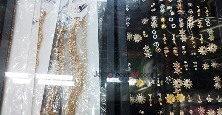 সঞ্চয়ের চাহিদায় সোনা, সাজসজ্জায় ইমিটেশন