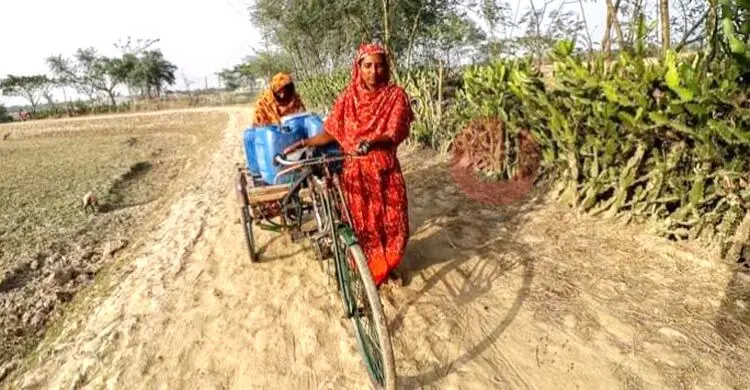 এক কলস পানির জন্য পাড়ি দিতে হয় মাইলের পর মাইল
