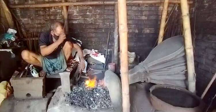 টুংটাং শব্দে মুখর খুলনার কামার পট্টি