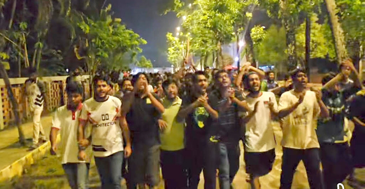মিটফোর্ডের ঘটনায় মধ্যরাতে খুবিতে বিক্ষোভ