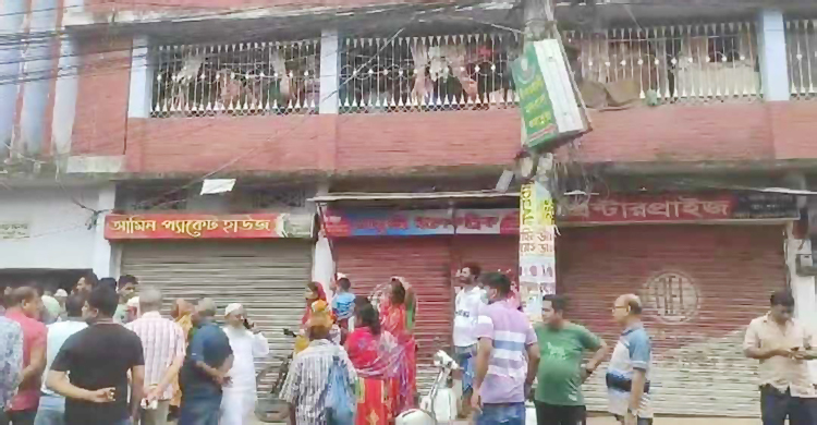 পারিবারিক দ্বন্দ্বে শরীরে আগুন দিয়ে গৃহবধূর আত্মাহুতি