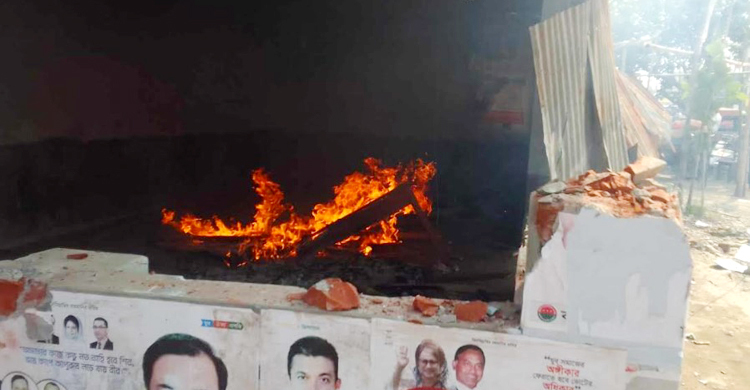 খুলনায় বিএনপির কার্যালয়ে আগুন