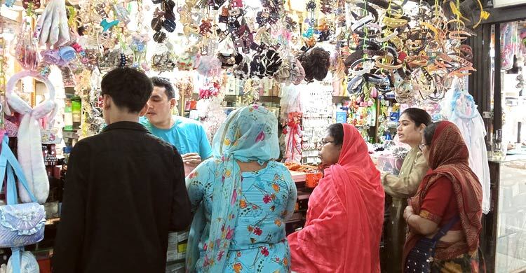 খুলনায় ফর্সা হওয়ার ক্রিমের বিক্রি বেড়েছে