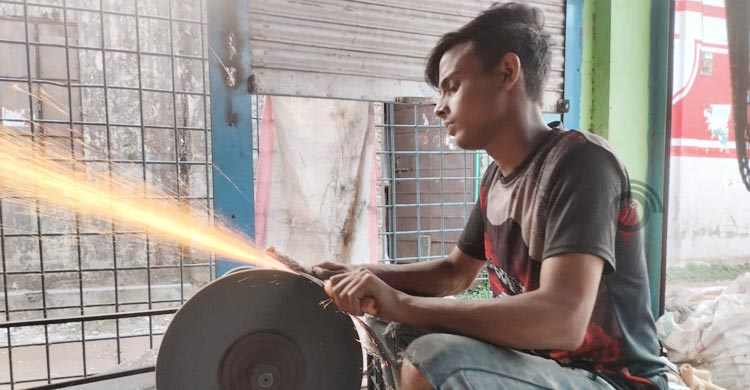 কাম করে ভাত খাই, দিবস দিয়ে কী করমো