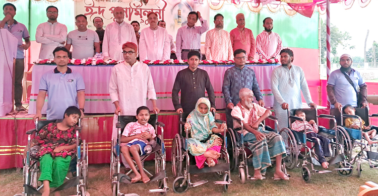 ৭ প্রতিবন্ধীকে হুইলচেয়ার দিলো &lsquo;ভয়েস অব পাকুন্দিয়া&rsquo;