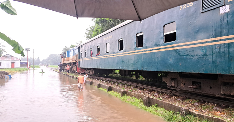 রেললাইন পানির নিচে, আটকা পড়েছে ট্রেন