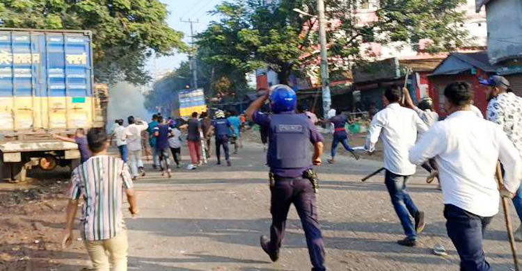 ভৈরবে ত্রিমুখী সংঘর্ষ, ‘টিয়ারশেলের ধোঁয়ায়’ চা বিক্রেতার মৃত্যু
