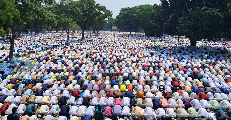 ৩ ধাপের গুলির আওয়াজে শোলাকিয়ায় ঈদের নামাজ