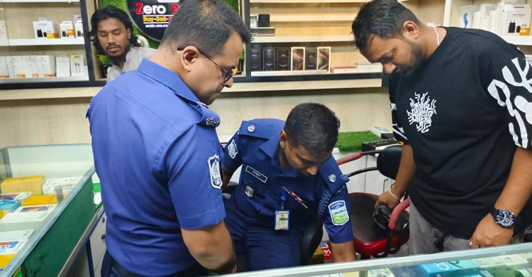 দোকানের তালা ভেঙে ২৮৫ মোবাইল লুট, আতঙ্কে ব্যবসায়ীরা