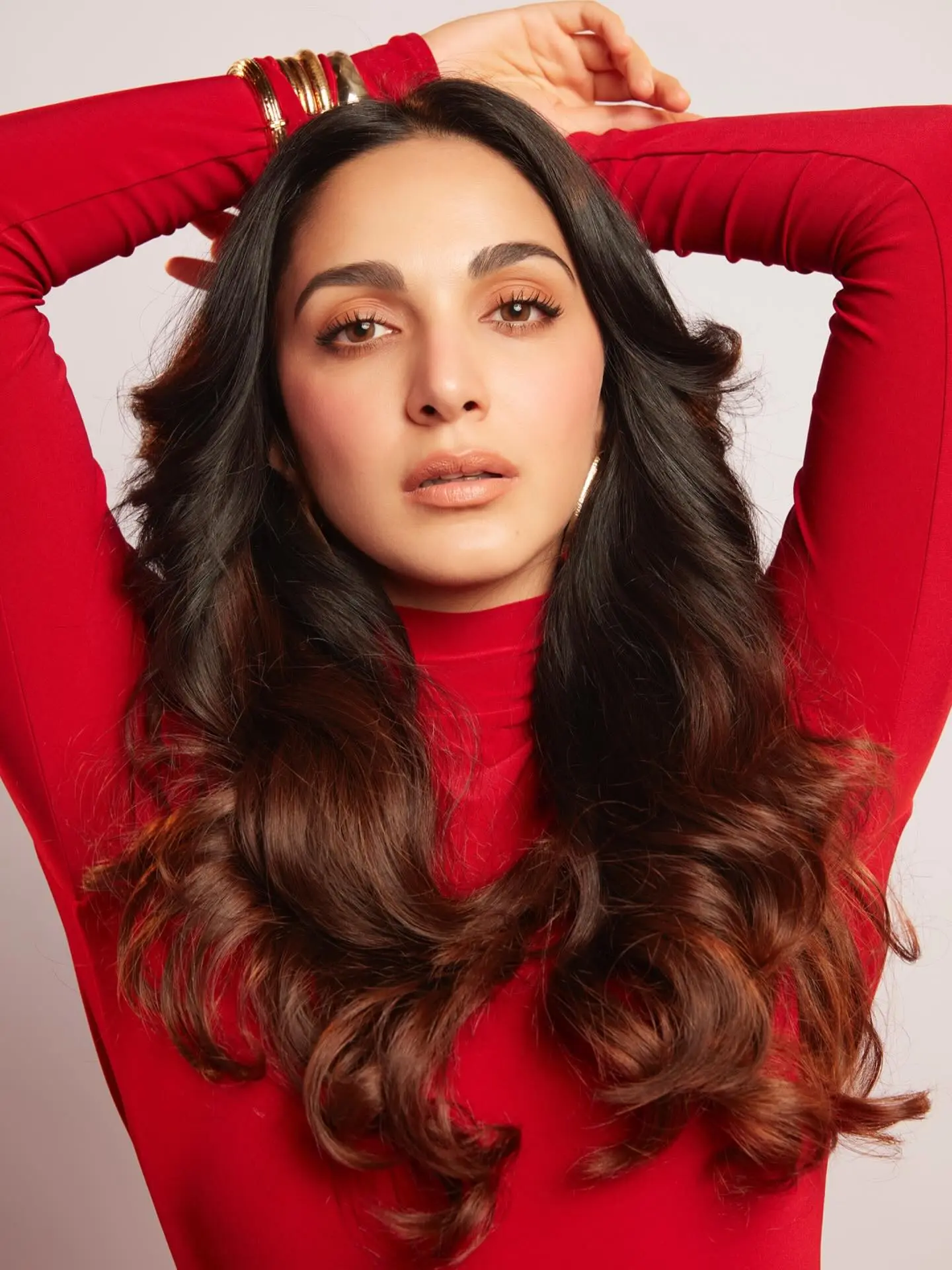 কিয়ারার লাল গাউনে থমকে গেল নজর