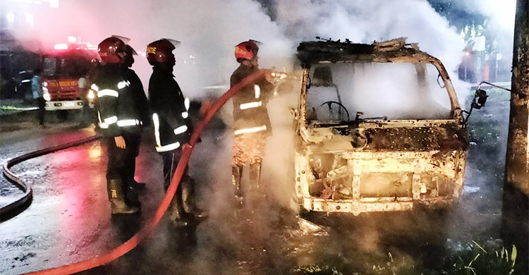 সিভিল সার্জন কার্যালয়ের সামনে অ্যাম্বুলেন্সে দুর্বৃত্তদের আগুন