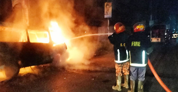 সিভিল সার্জন কার্যালয়ের সামনে অ্যাম্বুলেন্সে দুর্বৃত্তদের আগুন