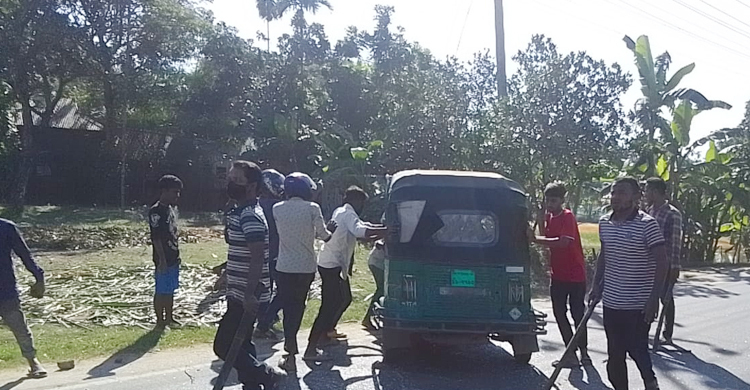 কিশোরগঞ্জে অবরোধে অটোরিকশা ভাঙচুর, পুলিশের ধাওয়া