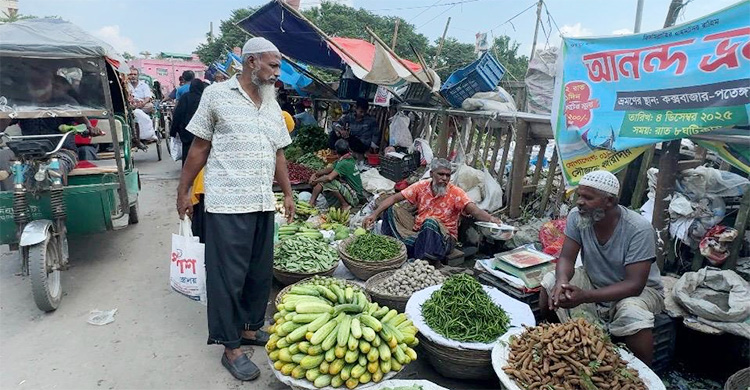 কিশোরগঞ্জে ফুটপাত দখল করে দোকান-স্থাপনা, নীরব প্রশাসন