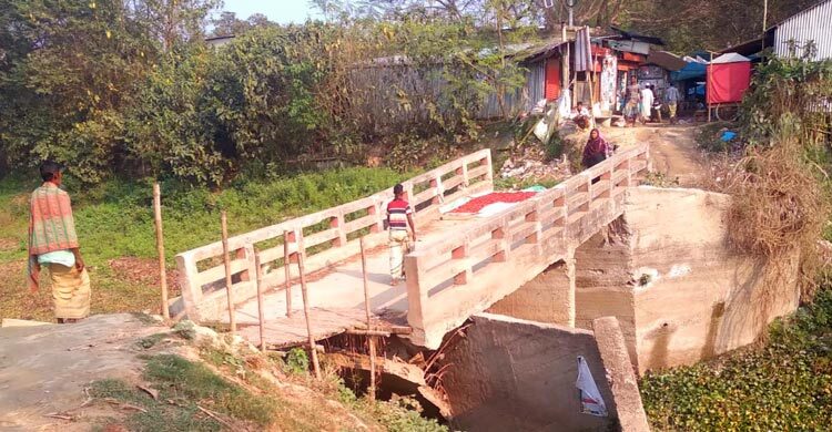সাঁকো দিয়ে ভাঙা সেতু পারাপার, ৪০ হাজার মানুষের ভোগান্তি