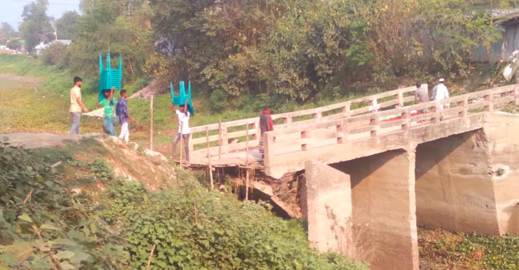 সাঁকো দিয়ে ভাঙা সেতু পারাপার, ৪০ হাজার মানুষের ভোগান্তি