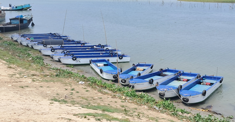 ফাইবার গ্লাস বোট পেলেন হাওরের ৭৮ জেলে পরিবার
